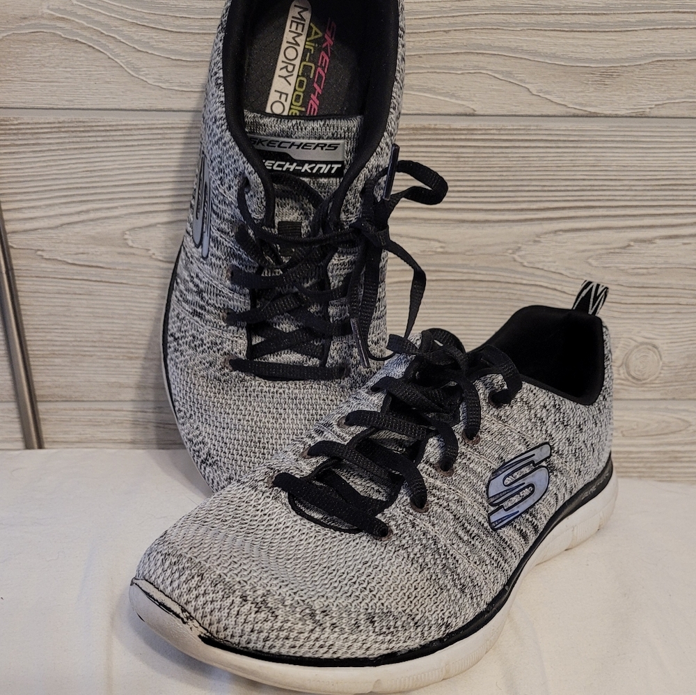 Sketchers Tennis Shoes